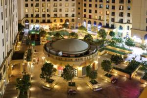 une vue aérienne de nuit sur une ville dans l'établissement Livbnb- Homely 3+1 in Heart of JBR, Close to Beach, à Dubaï