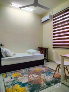 sypialnia z łóżkiem, oknem i dywanem w obiekcie HAZZ Homestay Kulim w mieście Kulim