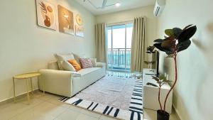 uma sala de estar com um sofá e uma janela em De Luma-Metropol 3Bedrooms em Bukit Mertajam