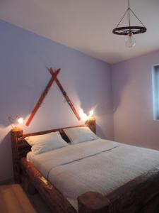 1 dormitorio con 1 cama grande con marco de madera en Il Fontanile, en Aisone