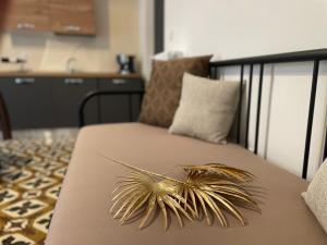 una pianta di palma seduta sopra un letto di Maioliche Apartments a Margherita di Savoia