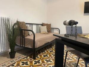 Camera con letto e scrivania con macchina fotografica. di Maioliche Apartments a Margherita di Savoia