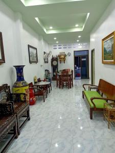 een woonkamer met tafels en stoelen en een kamer met tafels bij Greenhouse homestay betong in Betong