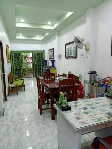 een woonkamer met een tafel en stoelen bij Greenhouse homestay betong in Betong