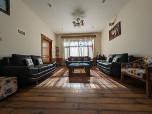 Χώρος καθιστικού στο ChaletHimalayan- Rooms in private Villa