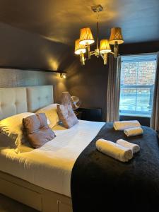 考斯联合宾馆的一间卧室，有一张大床，床上有两条毛巾