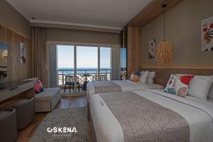 Habitación de hotel con 2 camas y balcón en OSKENA Vacation Homes-Red Sea View Azzurra Salh Hasheesh Hurghada, en Hurghada