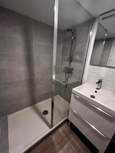 ein Bad mit einer Dusche und einem Waschbecken in der Unterkunft Studio proche gare et Versailles 4 min à pied train vers Paris in Marly-le-Roi
