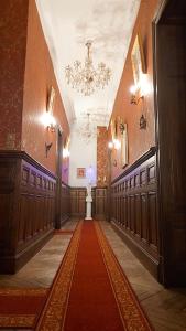 聖高登斯的住宿－Château / Manoir de Saint-Gaudens，楼房里铺着红地毯的走廊