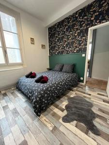 1 dormitorio con 1 cama en la esquina de una habitación en Au pied du château, en Azay-le-Rideau