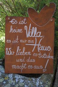 a sign that is sitting on top of a rock at Alpen Apartment -Für Bergfreunde - Unsere kleine Farm ,Ganz einfach -ganz unkompliziert -ganz relaxd in Linthal
