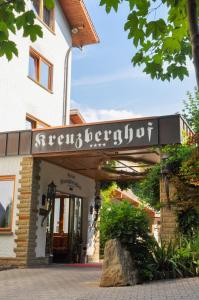 ein Schild für den Eingang zu einem Gebäude in der Unterkunft Kreuzberghof in Tiefenbach