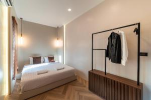Ban Lum ThanにあるYoo Pool Villa Ranongのベッドルーム1室(ベッド1台、コートラック付) +11枚の写真