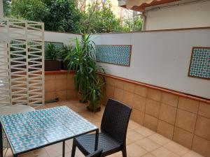 薩雷諾的住宿－SALERNO HOME STATION，庭院配有桌椅和植物