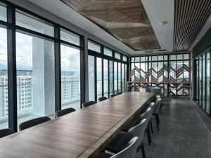 een grote vergaderzaal met een lange tafel en stoelen bij Stylish Urban Suites Georgetown Sea View in Jelutong