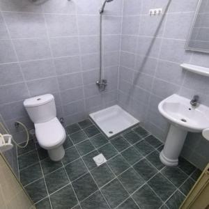 een badkamer met een toilet en een wastafel bij العين الهيلي مصباح ب 5 in Al Ain