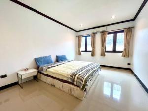 Een bed of bedden in een kamer bij Baan Balina By Fantasea Beach