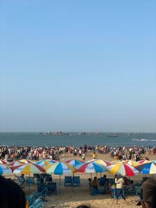 una gran multitud de personas en una playa con sombrillas en Quoc An Hotel, en Long Hai