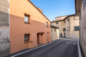 eine leere Straße in einer Gasse zwischen zwei Gebäuden in der Unterkunft Casa Serena in Vicopisano