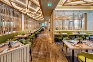 Falkensteiner Family Hotel Montafon - The Leading Hotels of the World餐厅或其他用餐的地方