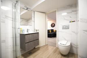 łazienka z toaletą i umywalką w obiekcie The Maze Apartment w Lublanie