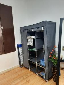 ein schwarzes Zimmer mit einem Regal und einer Tür in der Unterkunft D&D apartaments in Tbilisi City