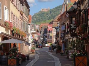 an empty street in a small town with buildings at GÎTE **** L'ATELIER DU TONNELIER in Ribeauvillé