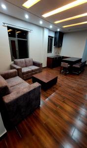 una sala de estar con 2 sofás y un piano en THE GETAWAY, en Shimla