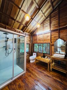 a bathroom with a shower and a toilet and a sink at บ้านสวนแก้วคำแพง Baan Suan Kaew Khampaeng in Udon Thani