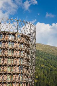 Ein Gebäude mit einem Haufen Fenster an der Seite. in der Unterkunft Falkensteiner Residences edelweiss in Katschberghöhe