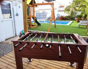 um jogo de dardos numa mesa com um parque infantil em Villa Cambrils Mar em Cambrils