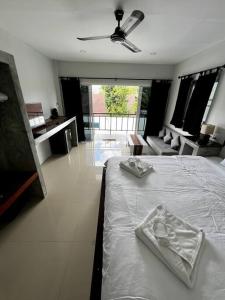 - une chambre avec un lit et un salon dans l'établissement The Wok Tum Manor!, à Ko Pha Ngan