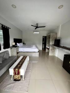 - un salon avec un lit et un canapé dans l'établissement The Wok Tum Manor!, à Ko Pha Ngan