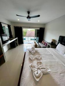 - une chambre avec des serviettes blanches sur un lit dans l'établissement The Wok Tum Manor!, à Ko Pha Ngan