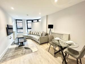 sala de estar con sofá y mesa de cristal en Holocene Luxury Apartments London en The Hyde