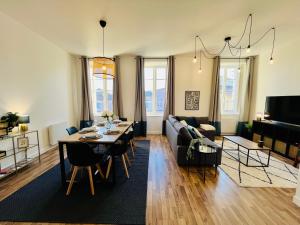 a living room with a table and a couch at Appartement L'eau vive in Narbonne