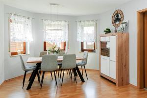 a kitchen and dining room with a table and chairs at Ferienwohnung Speidel Rottenburg am Neckar in Rottenburg