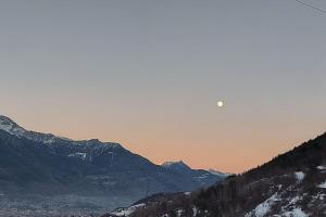 vista su una montagna con neve sul terreno di Valle D'Aosta a 360° - Ideal for smart working ad Aymavilles