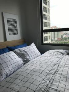een slaapkamer met een bed en een raam bij Masteri Thảo Điền 1 in Ho Chi Minh-stad