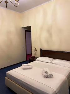 - une chambre avec 2 lits et des serviettes dans l'établissement Hotel Relais VillaGrancassa, à San Donato Val di Comino