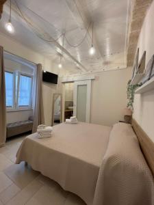 A bed or beds in a room at La Piccola Sanremo - ROOM & COFFEE -