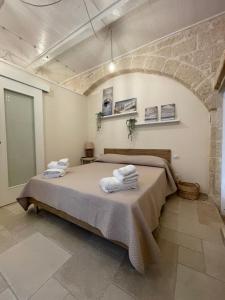 A bed or beds in a room at La Piccola Sanremo - ROOM & COFFEE -