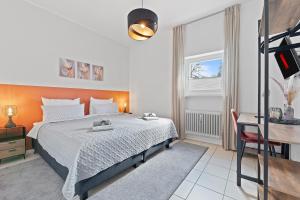 a bedroom with a large bed and a desk at LUMIFLATS: Mahlberg in Mahlberg