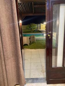 uma porta aberta com vista para uma piscina em شاليه للايجار اليومي بالريف الاوروبي em Qaryat ash Shamālī