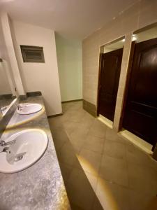 baño con lavabo y 2 aseos en شاليه للايجار اليومي بالريف الاوروبي en Qaryat ash Shamālī