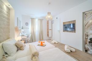 Central Split rooms and apartments Paese في سبليت: غرفة معيشة مع أريكة وطاولة