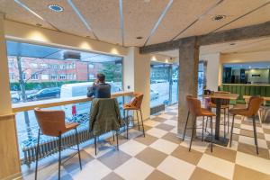 A restaurant or other place to eat at Hotel Zentral Ramiro I Oviedo