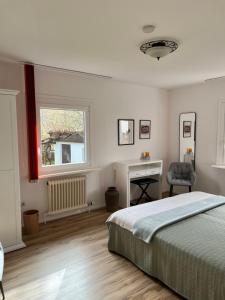 um quarto com uma cama, uma secretária e uma janela em Ferienhaus - Zum Findling - em Braunlage