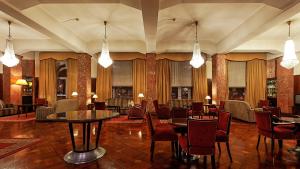 ein Restaurant mit Tischen und Stühlen in einem Raum in der Unterkunft Hotel Astoria in Coimbra