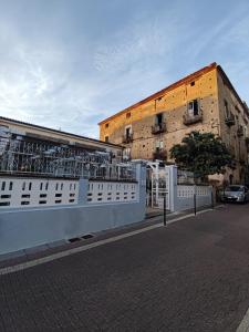 budynek z białym płotem obok ulicy w obiekcie Il Borgo civ.15 w mieście Paola